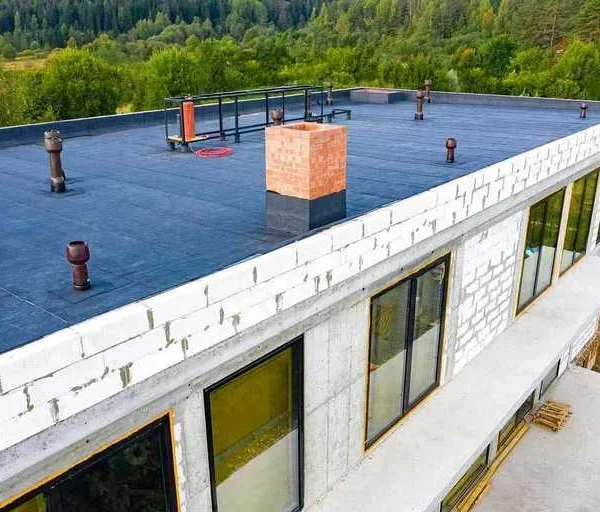 كيفية اختيار أفضل مواد العزل المائي والحراري لأسطح المنازل في الرياض